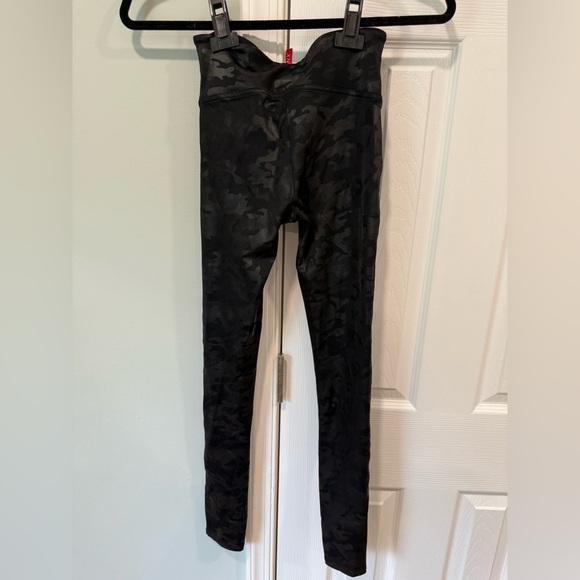 Spanx Small Women’s Faux Leather Leggings Black Camouflage 27” inseam - Picture 4 of 4